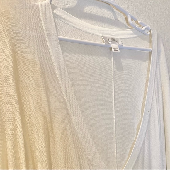 LOFT Deep V White Top - Picture 2 of 5